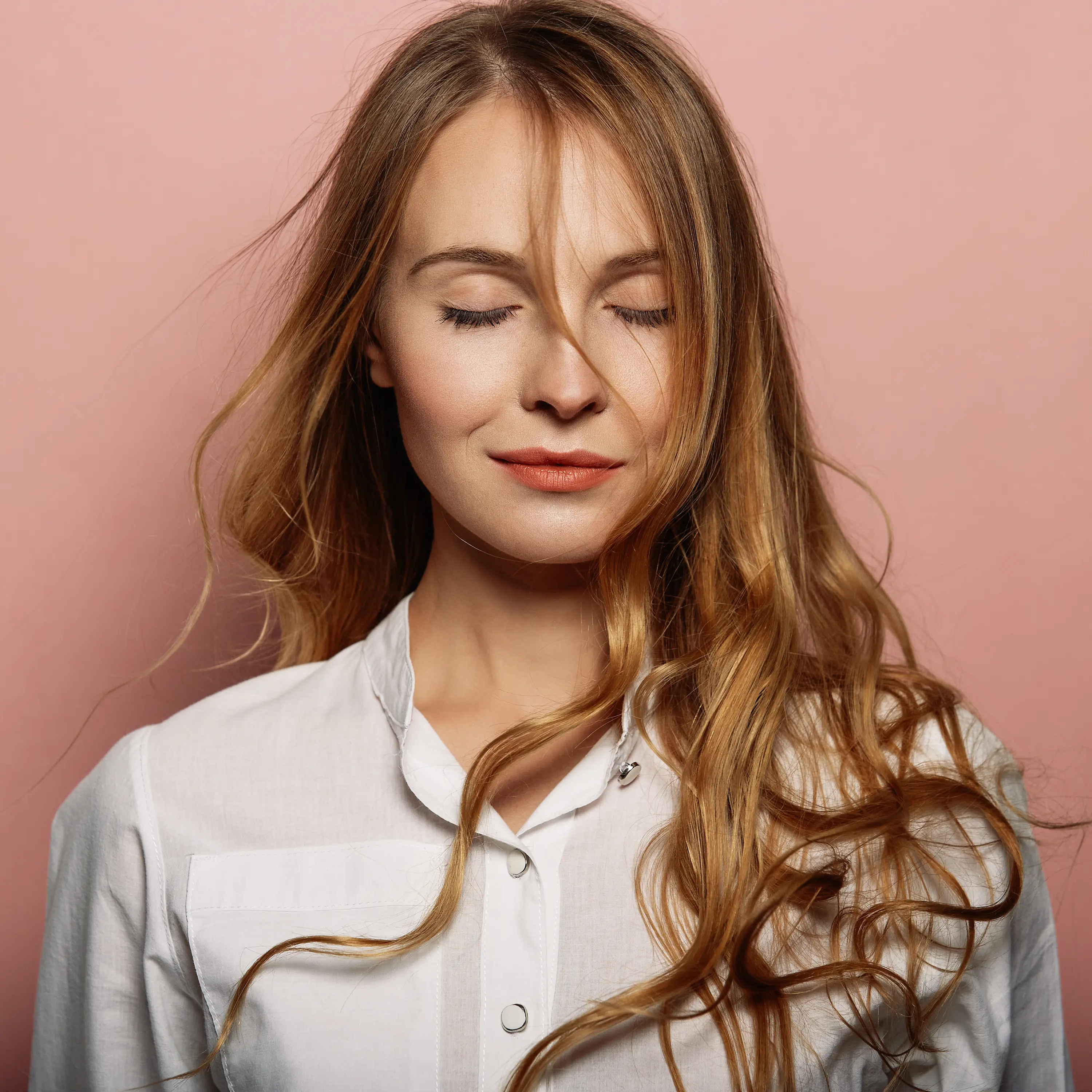 retrato-atractivo-de-la-muchacha-en-una-camisa-blanca.jpg