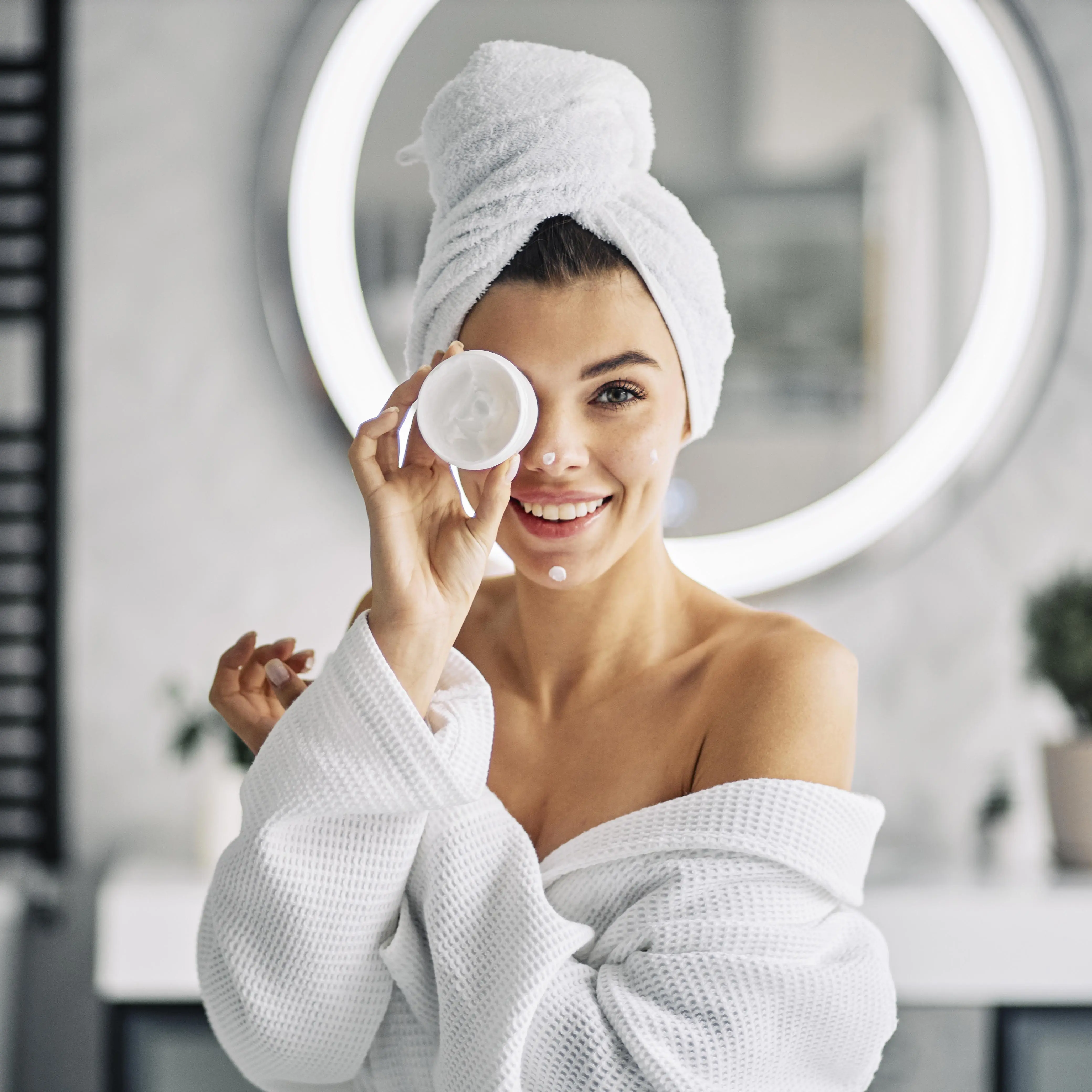 mujer-joven-haciendo-su-rutina-matutina.jpg